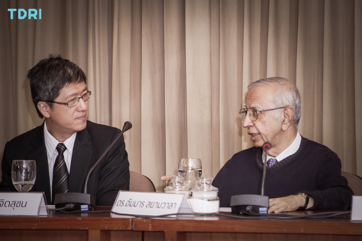 (ขวา) ดร.อัมมาร สยามวาลา นักวิชาการเกียรติคุณ ทีดีอาร์ไอ